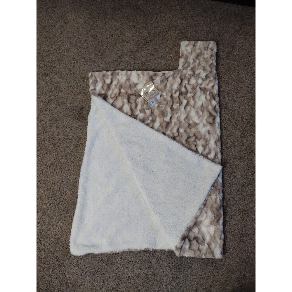 Regal Comfort - Faux Fur Sherpa Wearable Blanket - 50" by 70" inch DHTR1189 NEW
